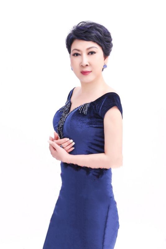 穿著藍(lán)色裙子的女人 描述已自動(dòng)生成